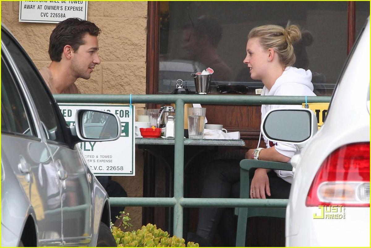 /dateien/np66944,1288643837,shia-labeouf-and-friend-patio-pair-02