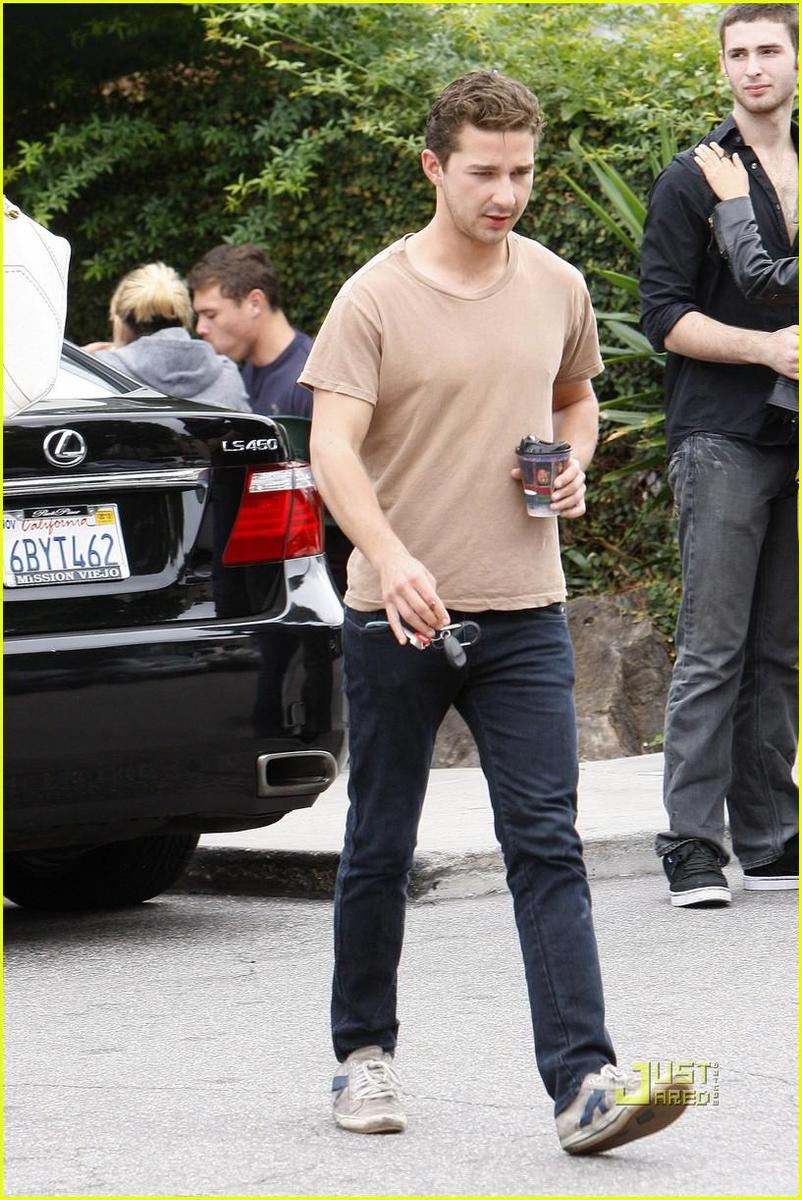 /dateien/np66944,1288643837,shia-labeouf-and-friend-patio-pair-04