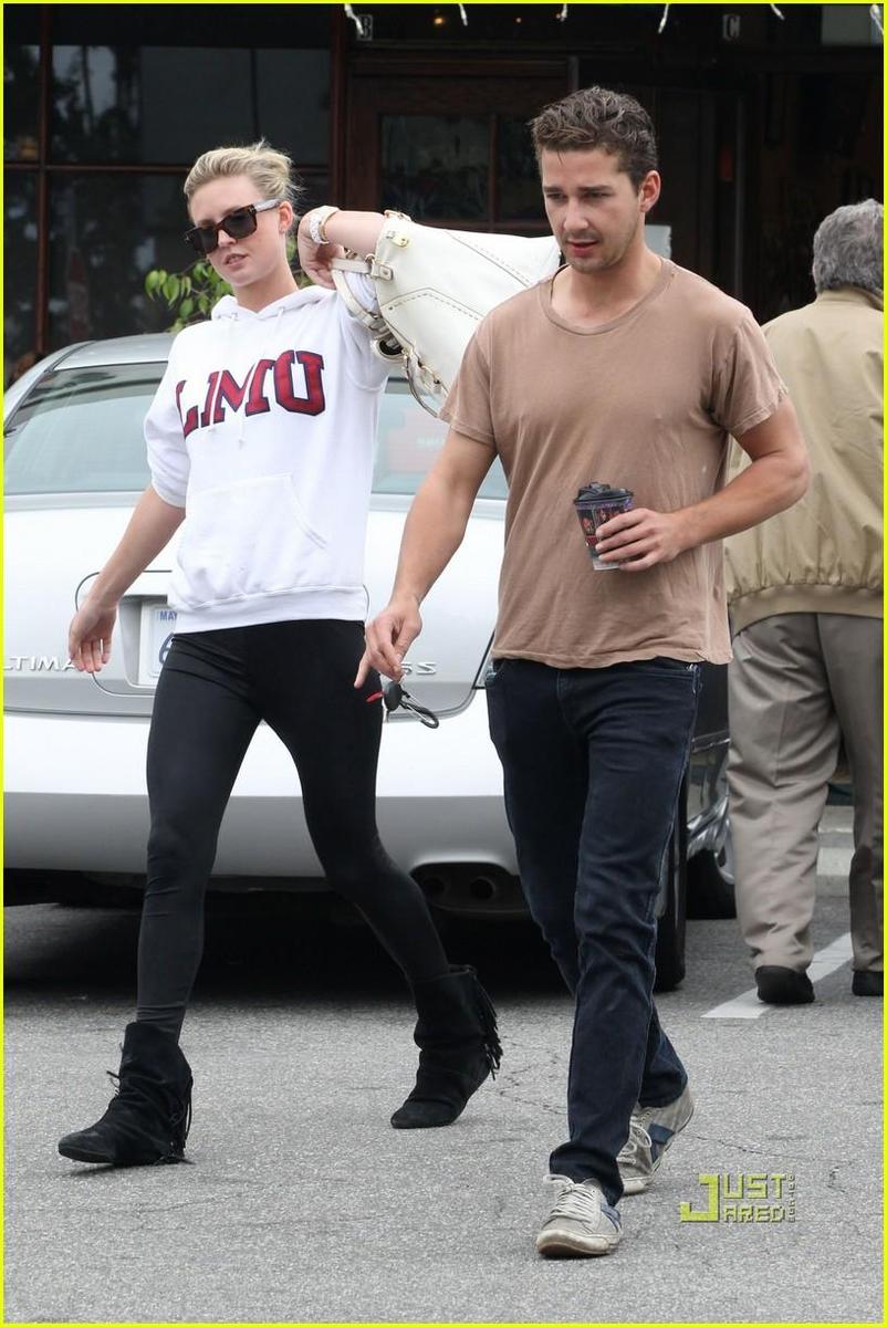 /dateien/np66944,1288643837,shia-labeouf-and-friend-patio-pair-06