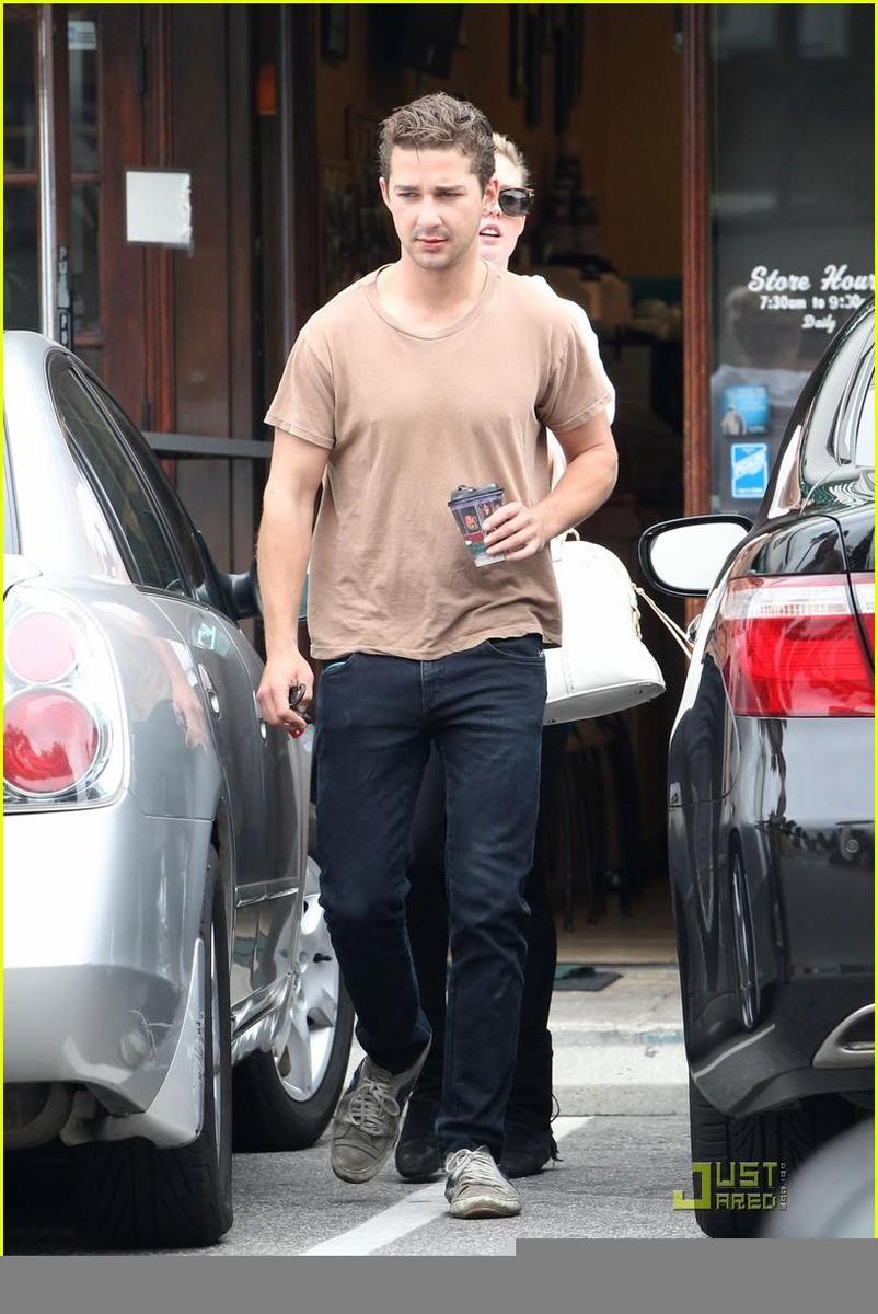 /dateien/np66944,1288643988,shia-labeouf-and-friend-patio-pair-09