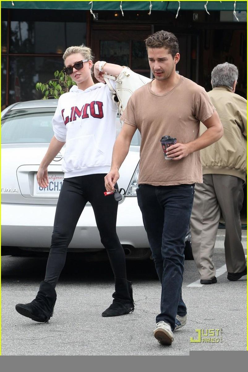 /dateien/np66944,1288643988,shia-labeouf-and-friend-patio-pair-11