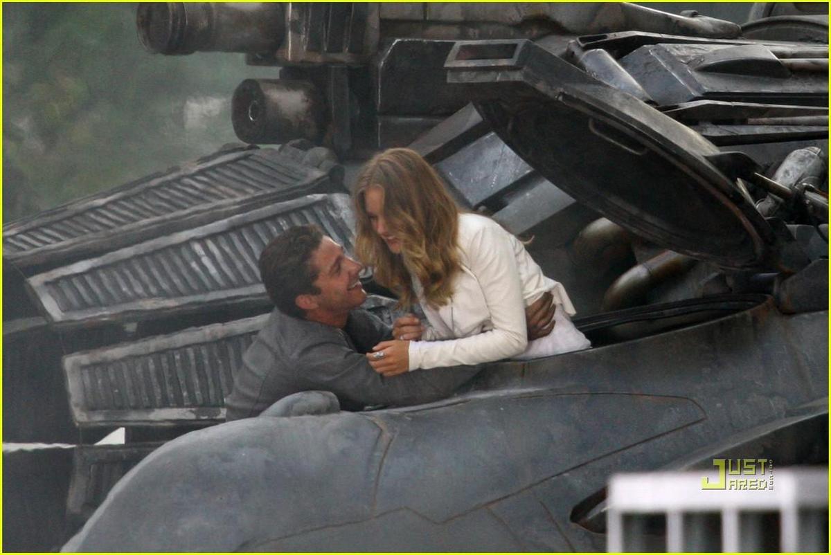 /dateien/np66944,1288703609,shia-labeouf-rosie-huntington-whiteley-transformers-3-detroit-10