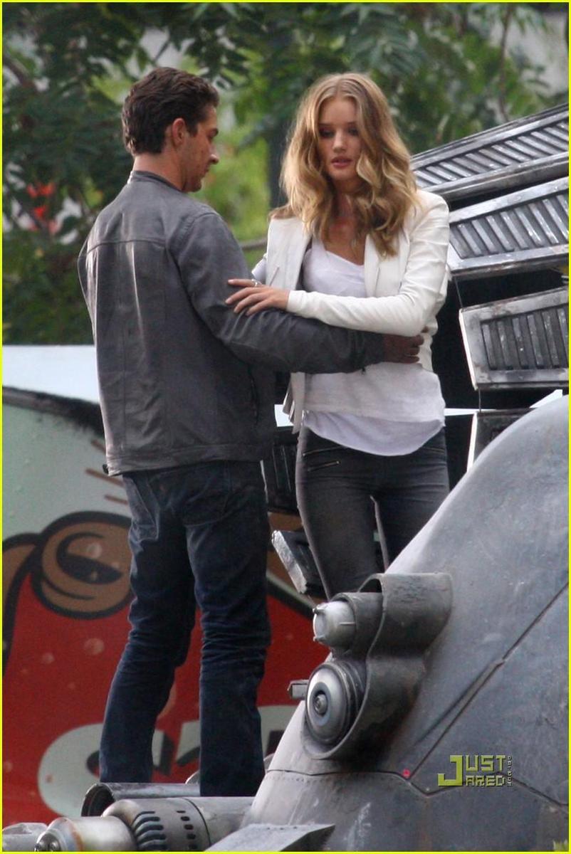 /dateien/np66944,1288703609,shia-labeouf-rosie-huntington-whiteley-transformers-3-detroit-14