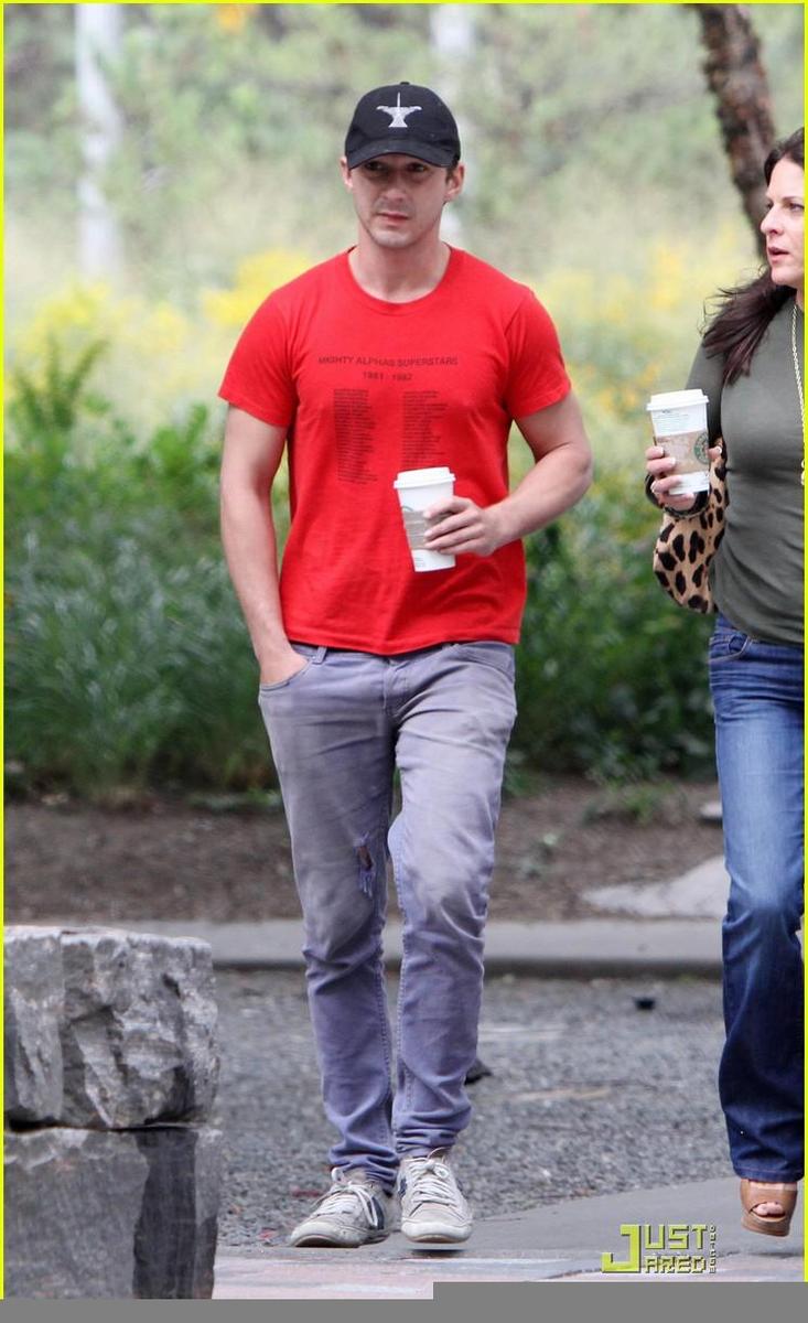 /dateien/np66944,1288704325,shia-labeouf-stays-cool-in-canada-02