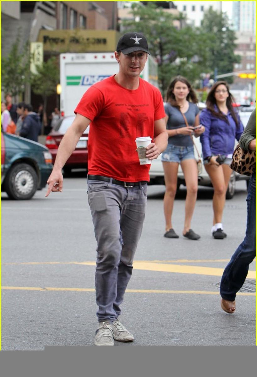 /dateien/np66944,1288704325,shia-labeouf-stays-cool-in-canada-05