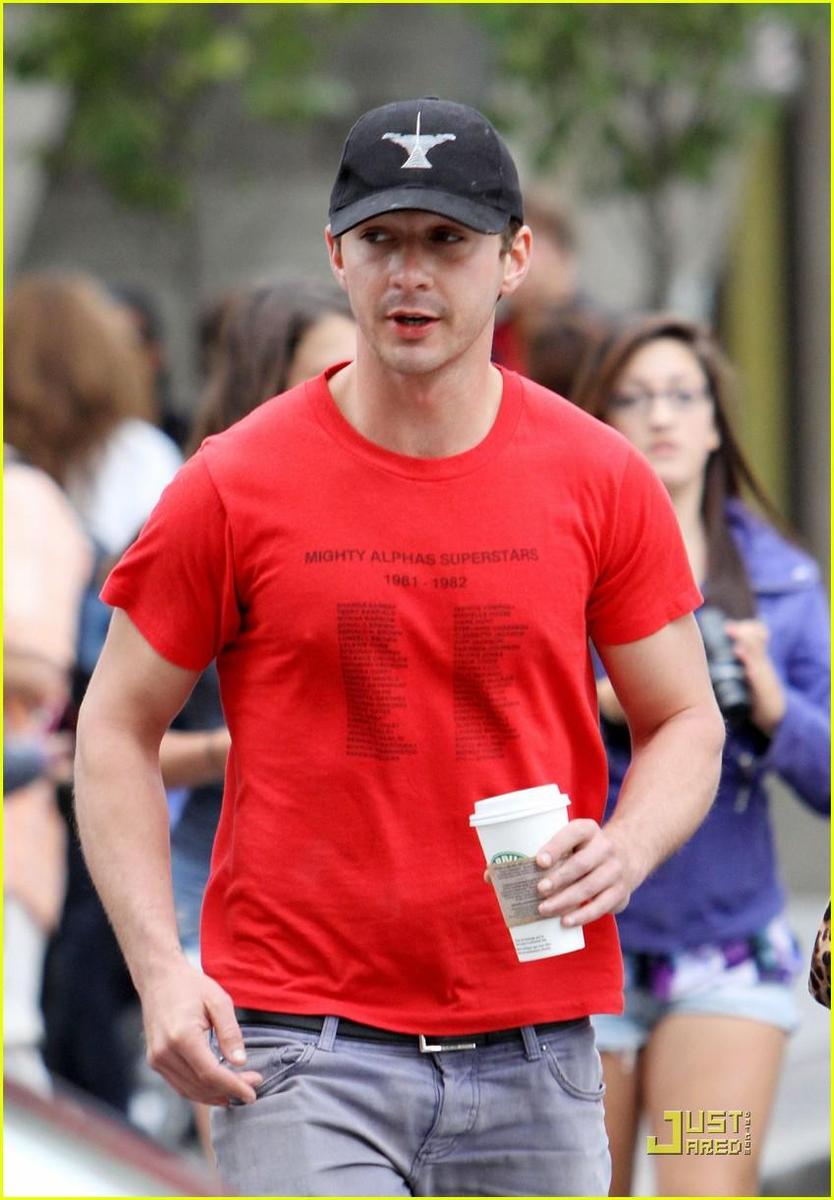 /dateien/np66944,1288704325,shia-labeouf-stays-cool-in-canada-06