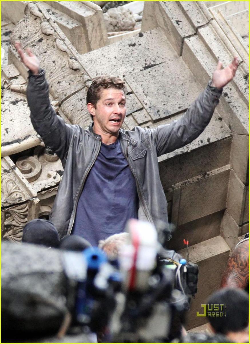 /dateien/np66944,1288704595,shia-labeouf-transformers-3-funny-face-action-sequences-06