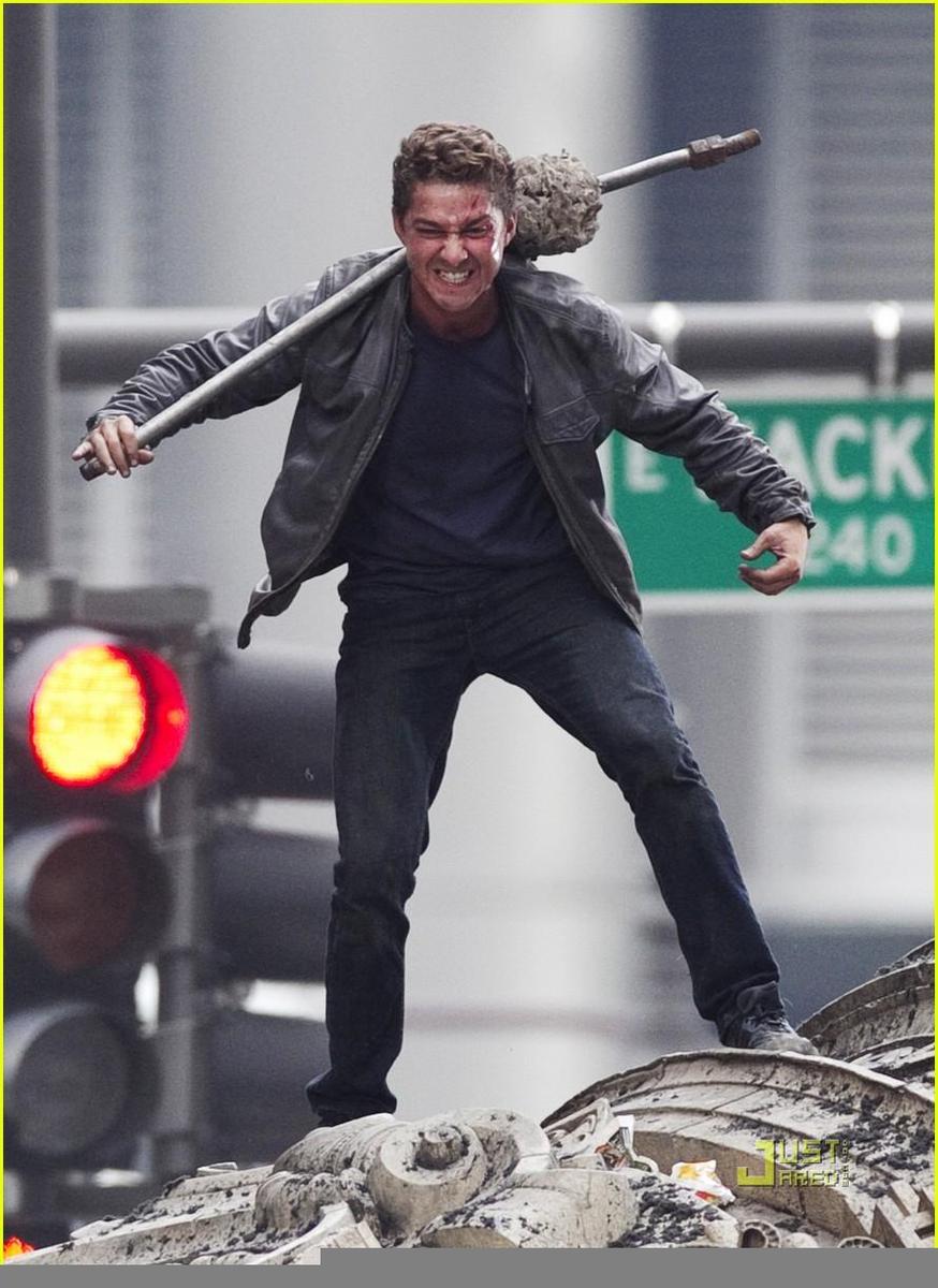/dateien/np66944,1288705136,shia-labeouf-transformers-3-funny-face-action-sequences-20