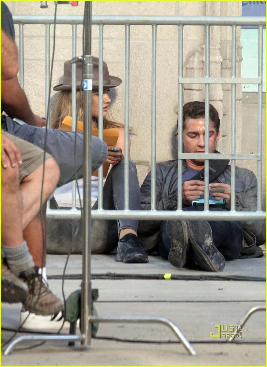 /dateien/np66944,1288706178,shia-labeouf-rolls-cigarette-rosi-03