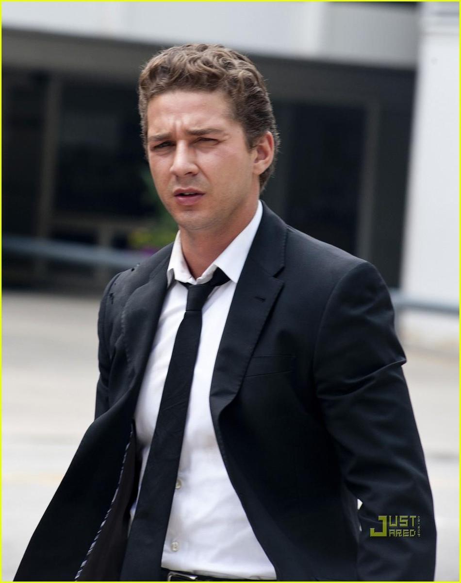 /dateien/np66944,1288724939,shia-labeouf-suit-transformers-3-set-04