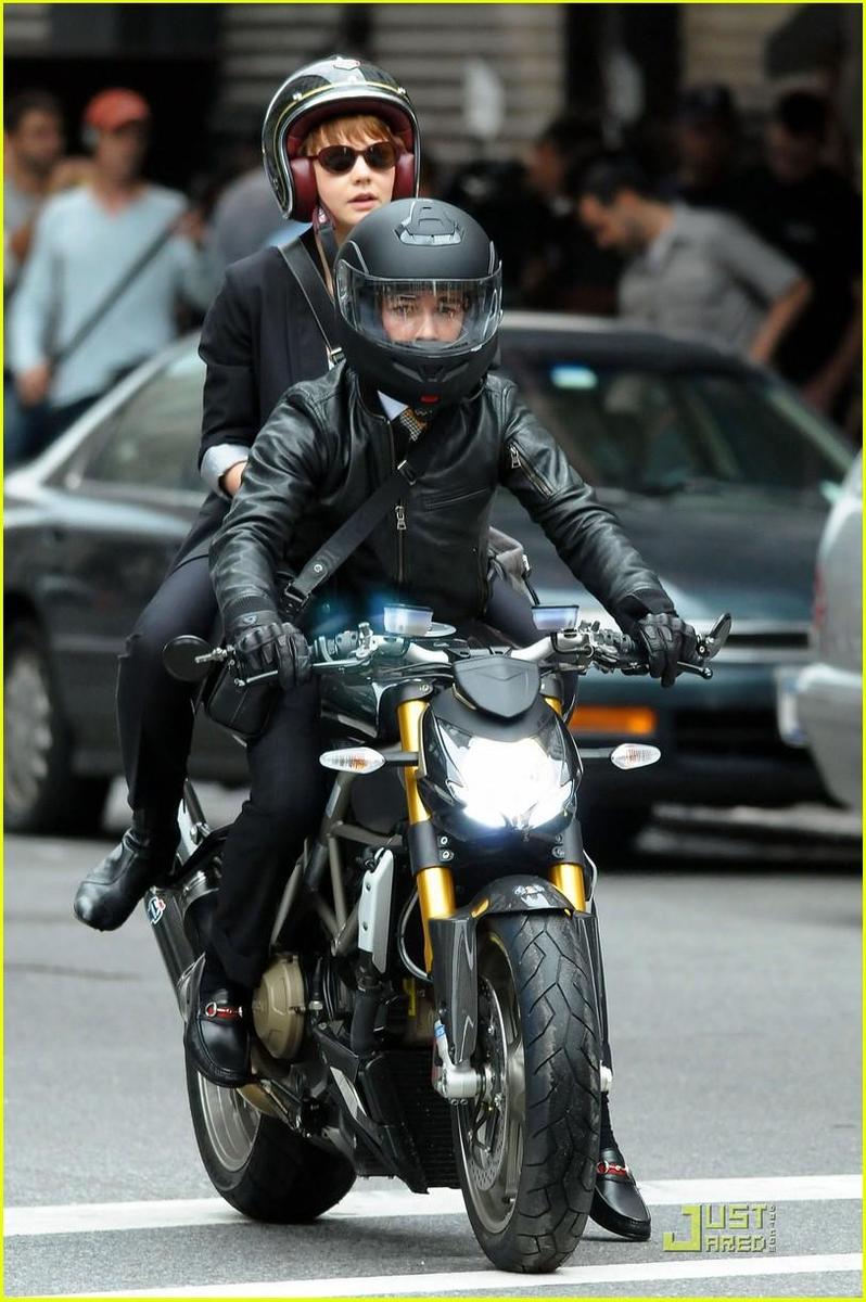 /dateien/np66944,1288726229,shia-labeouf-carey-mulligan-motorcycle-03