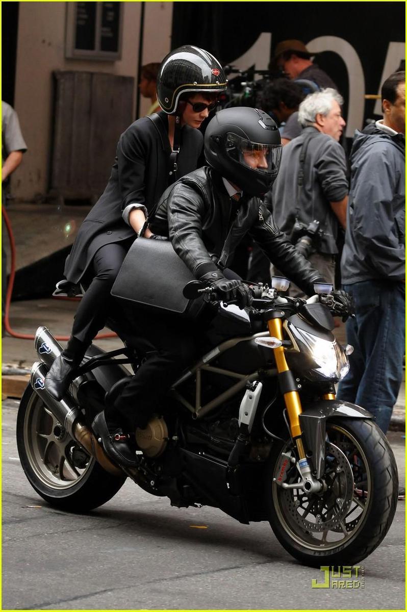 /dateien/np66944,1288726229,shia-labeouf-carey-mulligan-motorcycle-05