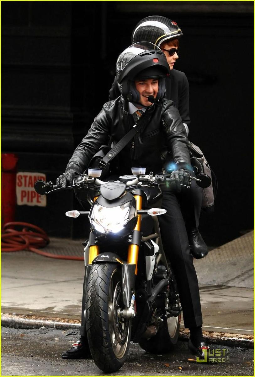 /dateien/np66944,1288726372,shia-labeouf-carey-mulligan-motorcycle-08