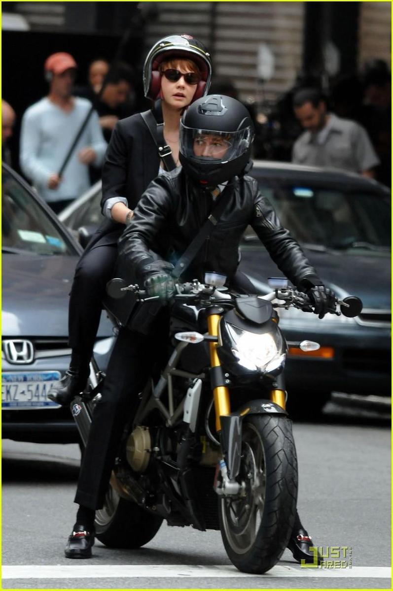 /dateien/np66944,1288726372,shia-labeouf-carey-mulligan-motorcycle-10