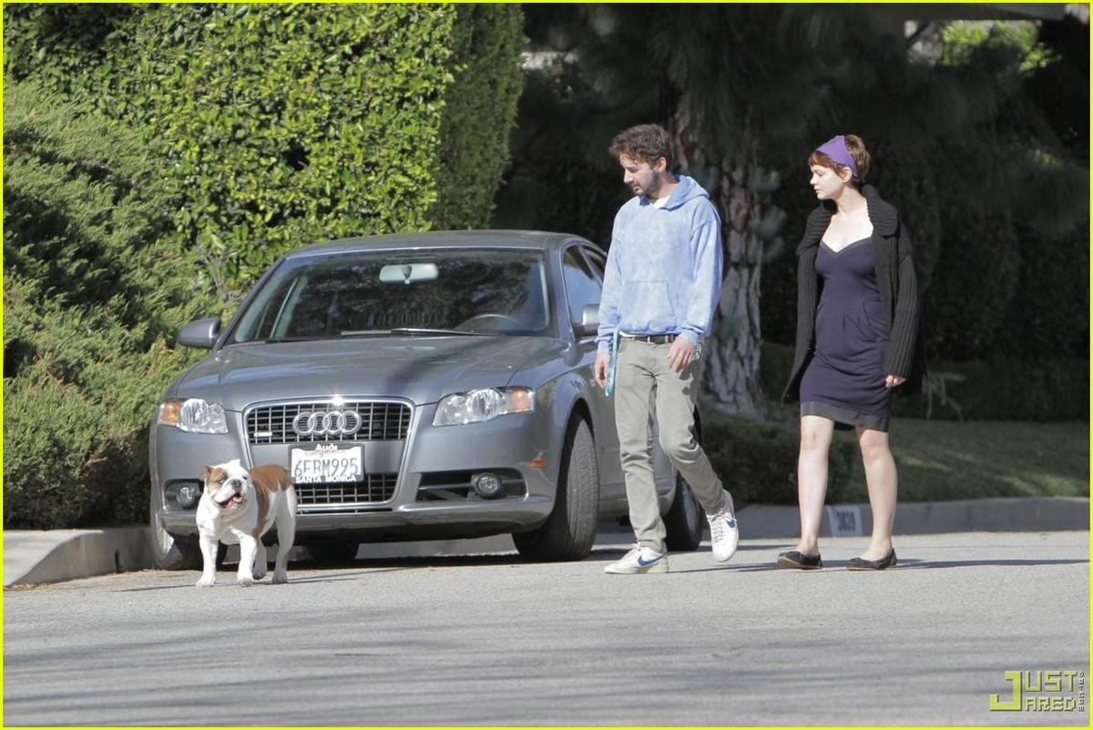 /dateien/np66944,1288727928,shia-labeouf-carey-mulligan-walk-brando-bulldog-13