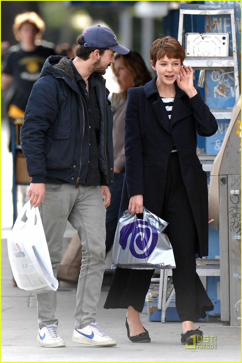 /dateien/np66944,1288728145,shia-labeouf-carey-mulligan-new-years-eve-stroll-01