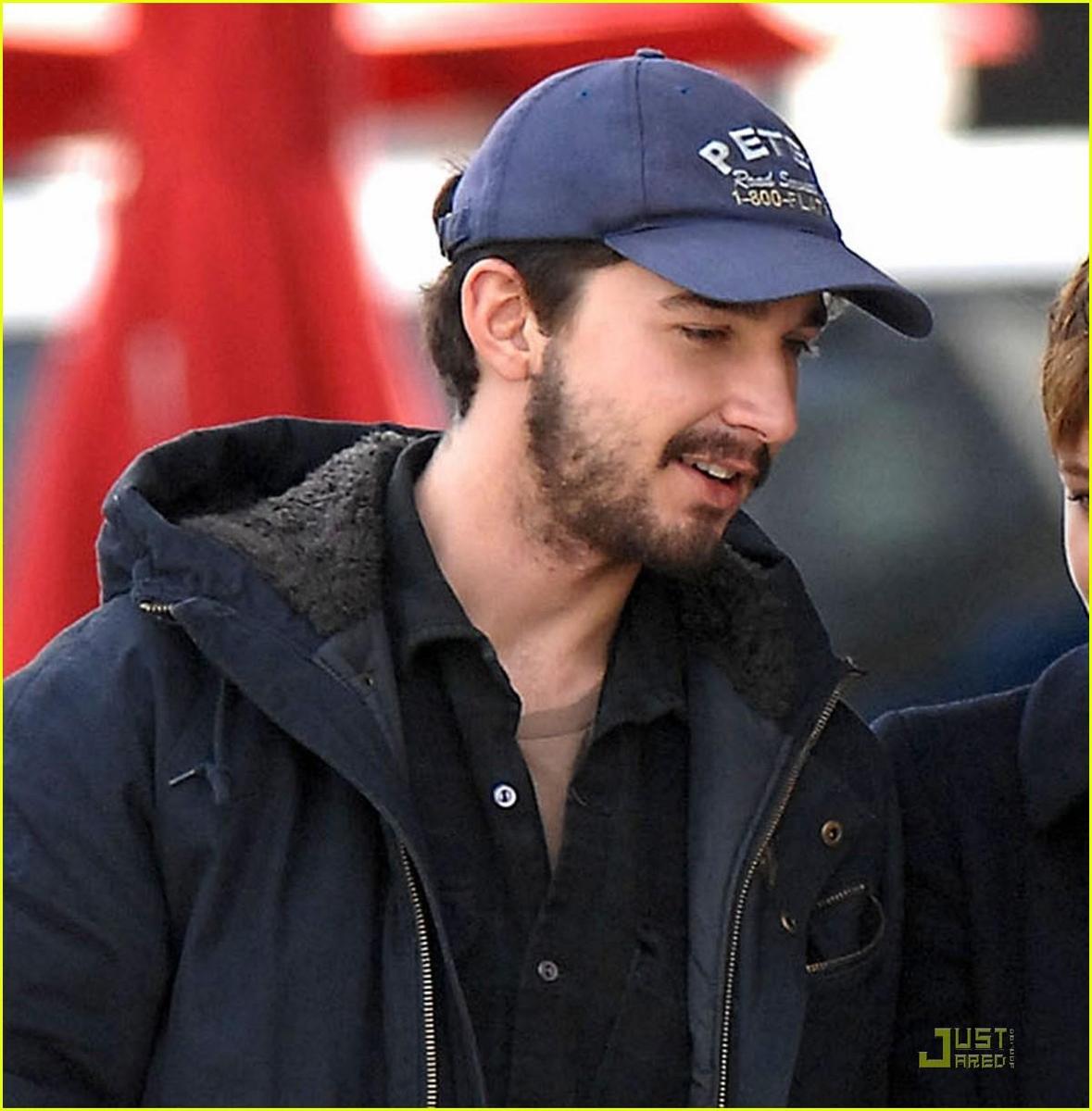 /dateien/np66944,1288728145,shia-labeouf-carey-mulligan-new-years-eve-stroll-02