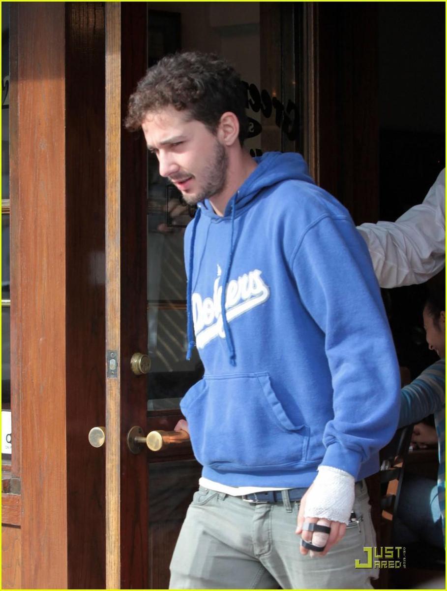 /dateien/np66944,1288728959,shia-labeouf-carey-mulligan-hang-in-hollywood-07