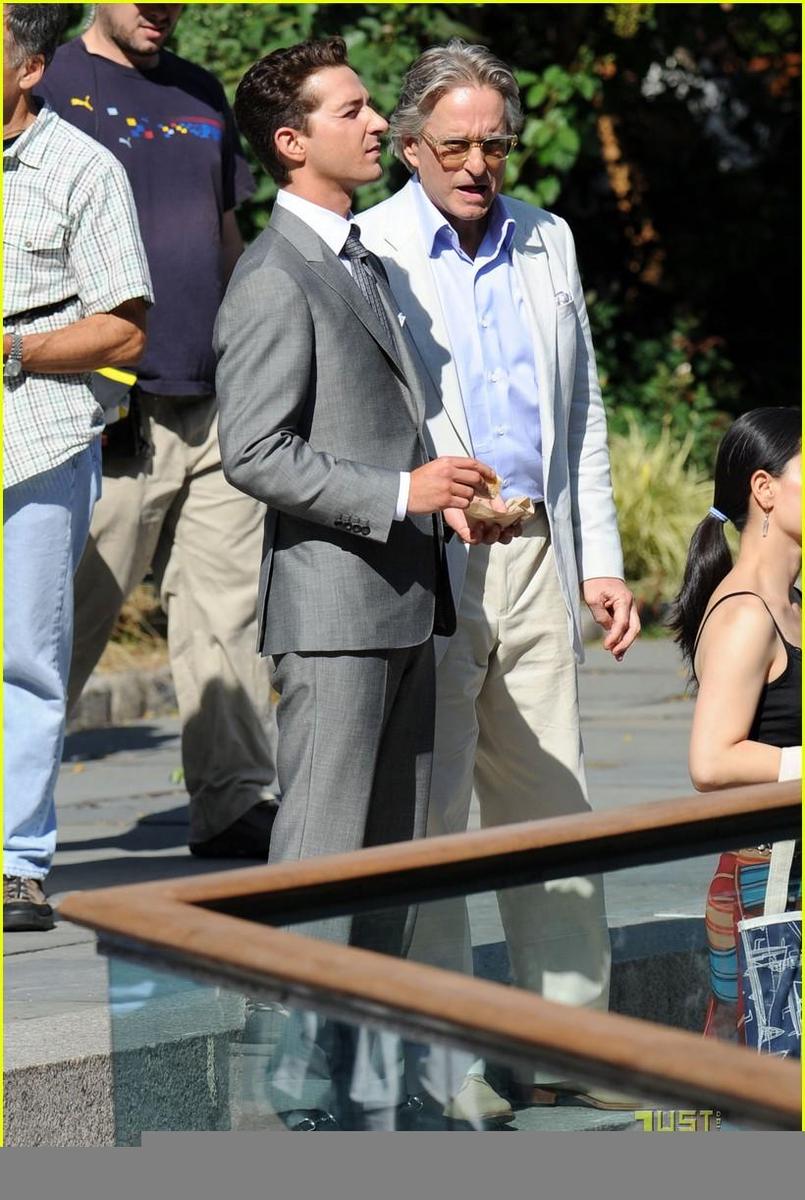 /dateien/np66944,1288793545,shia-labeouf-michael-douglas-dapper-03