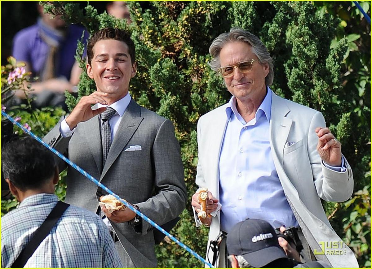 /dateien/np66944,1288793545,shia-labeouf-michael-douglas-dapper-07