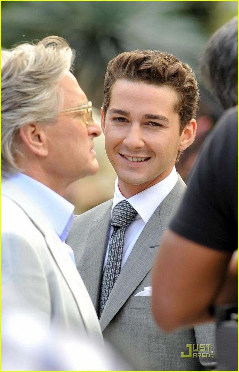 /dateien/np66944,1288794385,shia-labeouf-michael-douglas-dapper-18