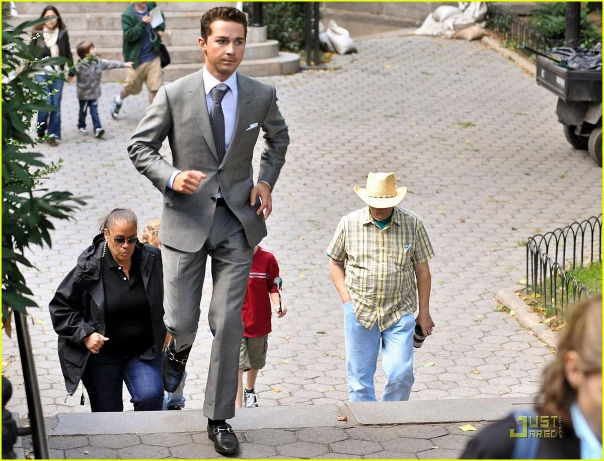 /dateien/np66944,1288794508,shia-labeouf-michael-douglas-dapper-27