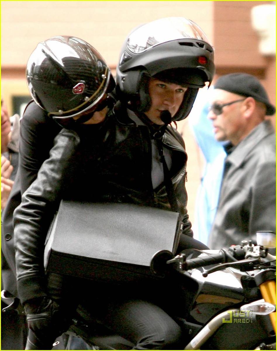 /dateien/np66944,1288870140,shia-labeouf-carey-mulligan-motorcycles-01