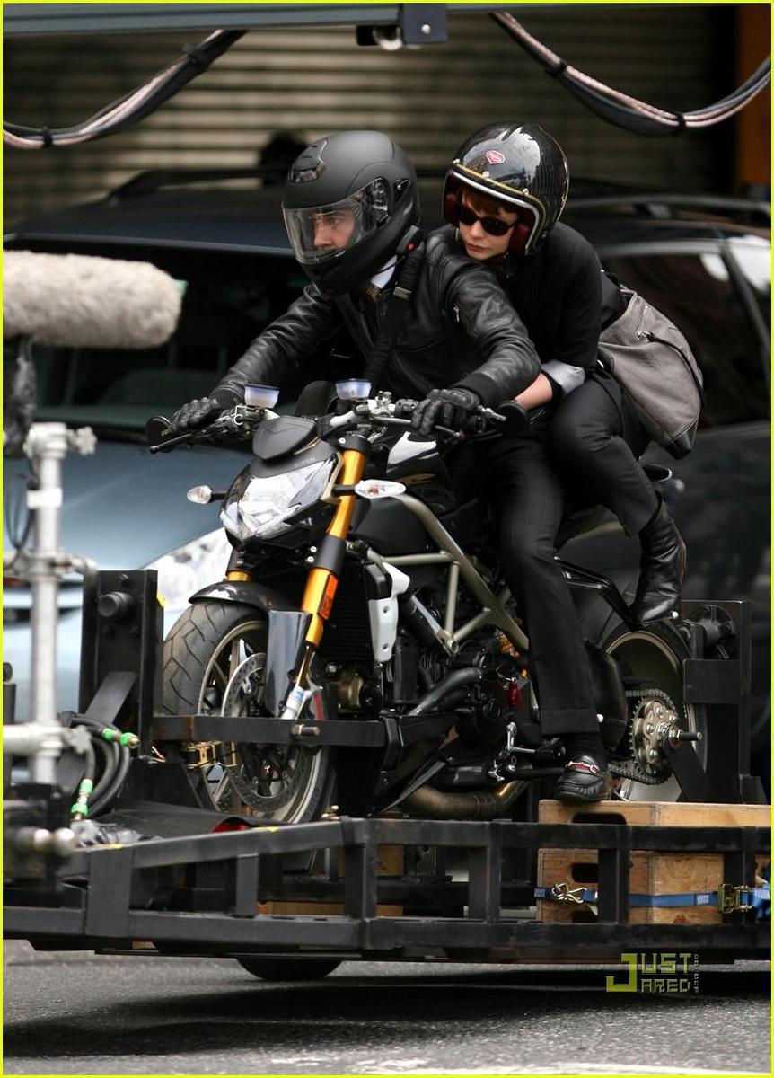 /dateien/np66944,1288870140,shia-labeouf-carey-mulligan-motorcycles-03