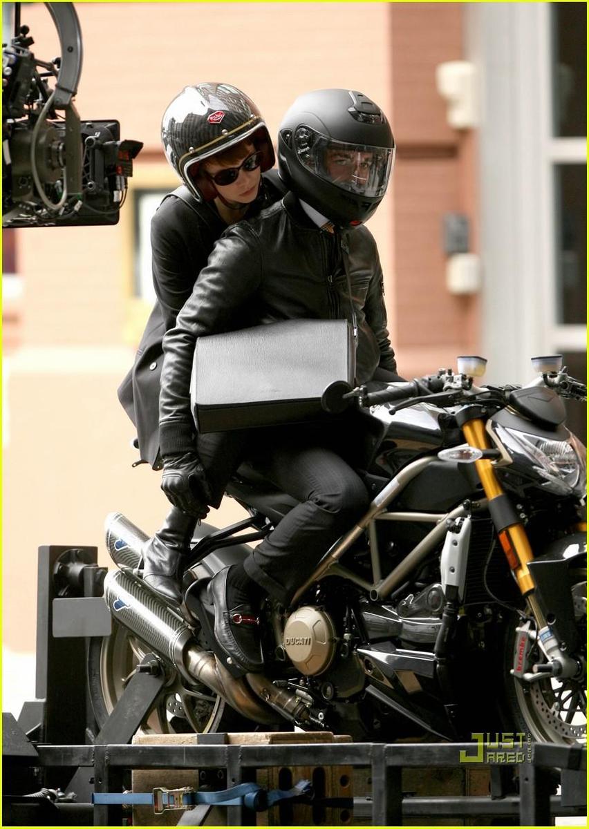 /dateien/np66944,1288870140,shia-labeouf-carey-mulligan-motorcycles-04