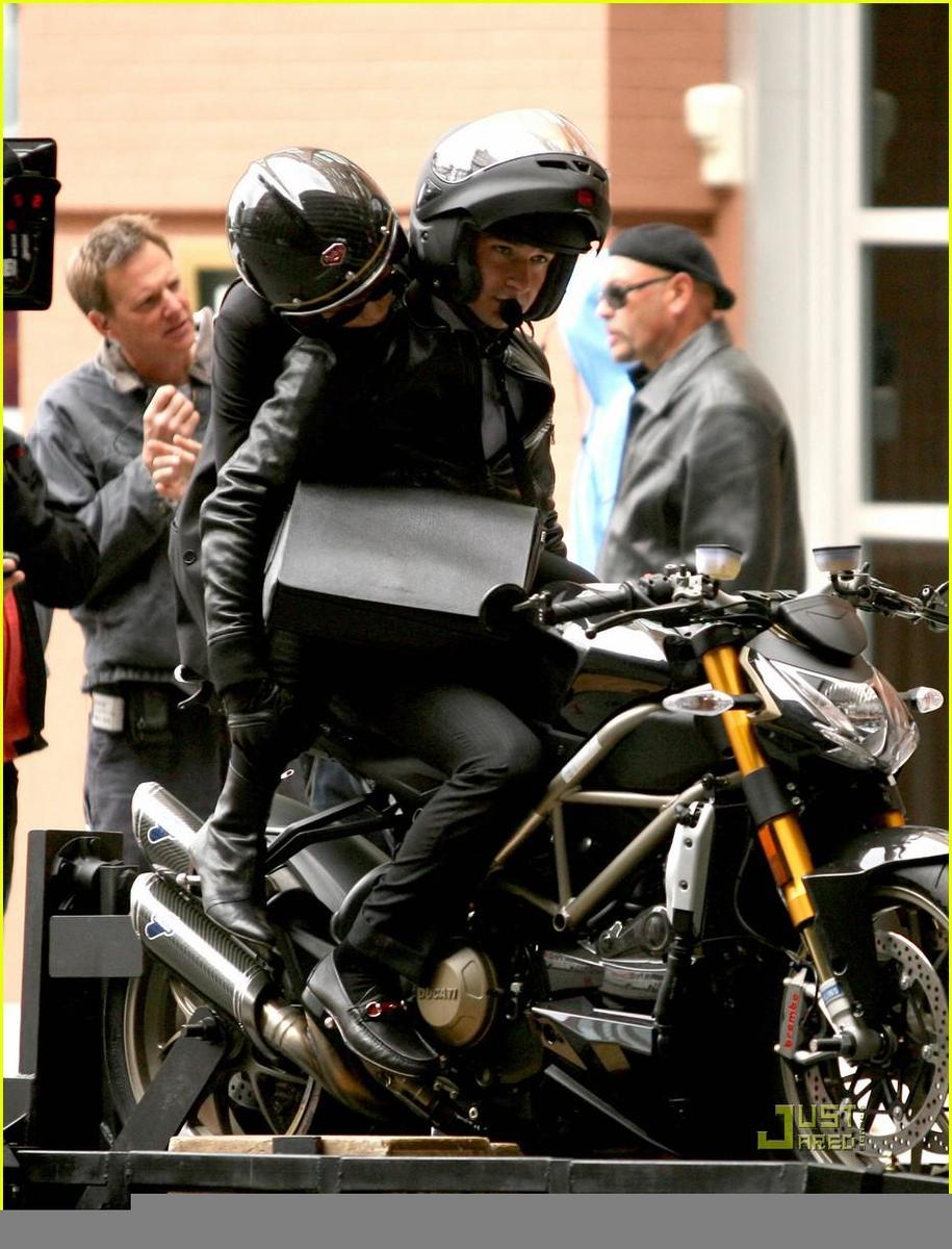 /dateien/np66944,1288870301,shia-labeouf-carey-mulligan-motorcycles-06