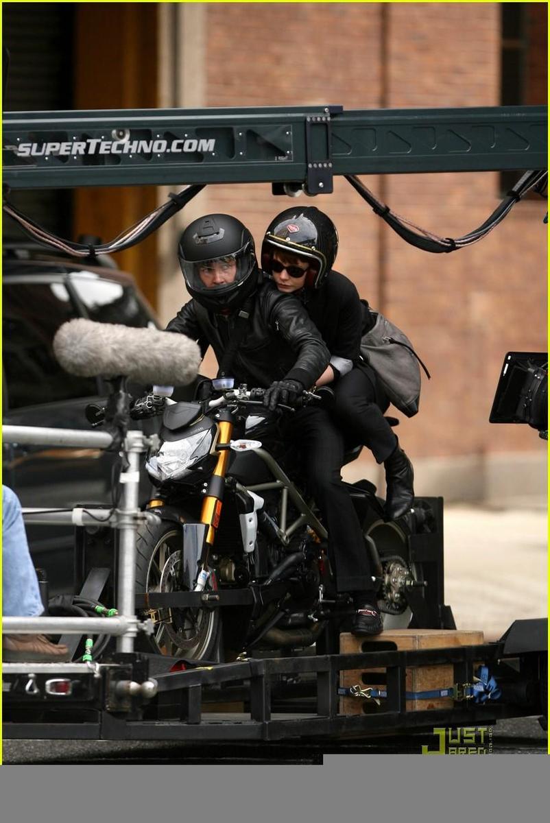 /dateien/np66944,1288870301,shia-labeouf-carey-mulligan-motorcycles-09