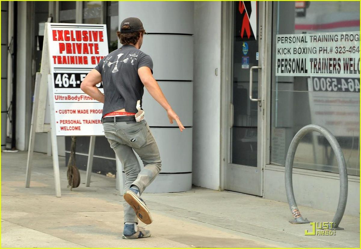 /dateien/np66944,1288897861,shia-labeouf-shoe-slippage-02