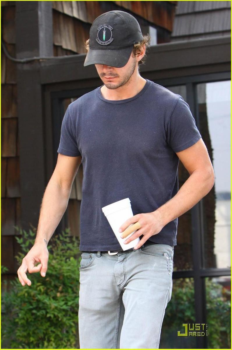 /dateien/np66944,1288897861,shia-labeouf-shoe-slippage-05