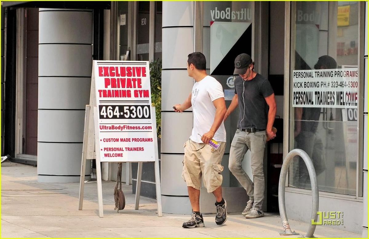 /dateien/np66944,1288898026,shia-labeouf-shoe-slippage-08