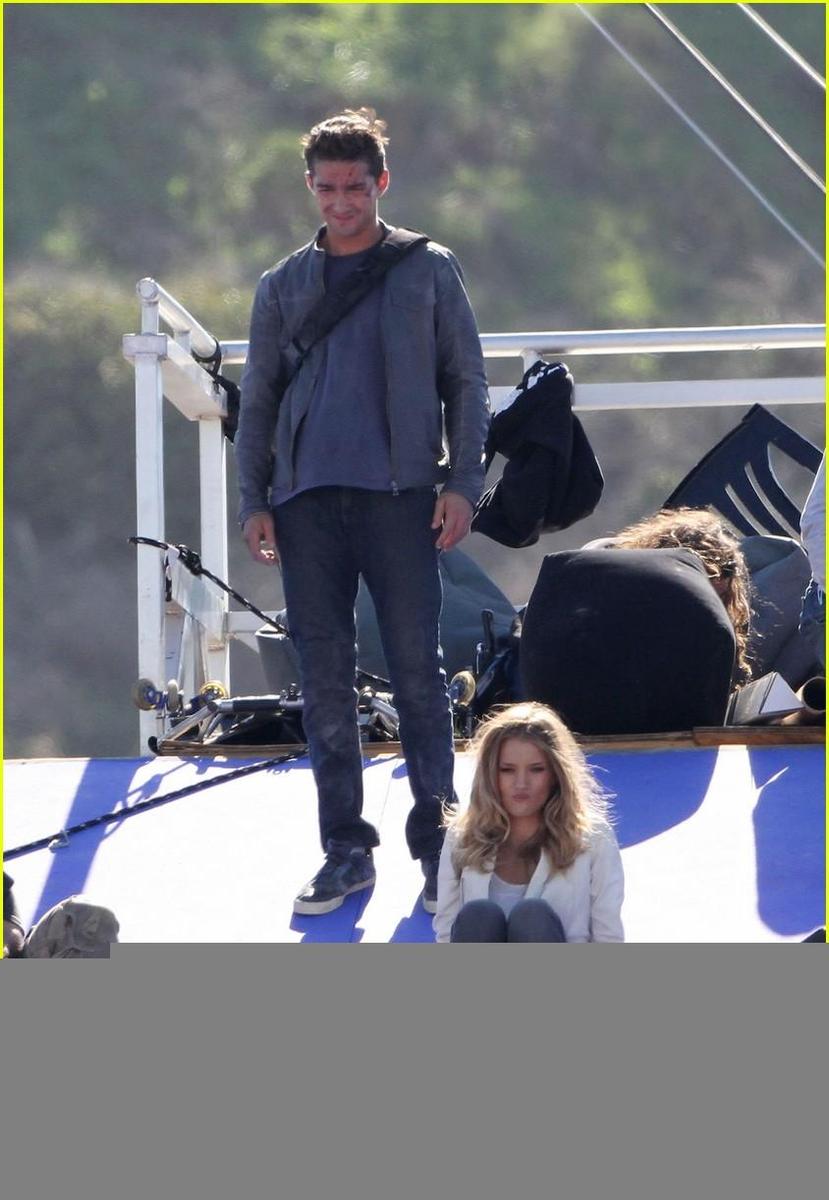 /dateien/np66944,1289387037,shia-labeouf-rosie-huntington-whiteley-roof-sliders-11