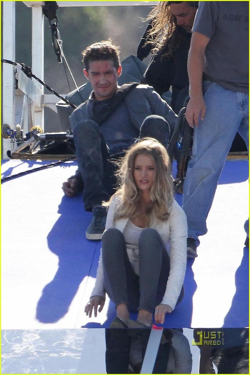 /dateien/np66944,1289387037,shia-labeouf-rosie-huntington-whiteley-roof-sliders-13