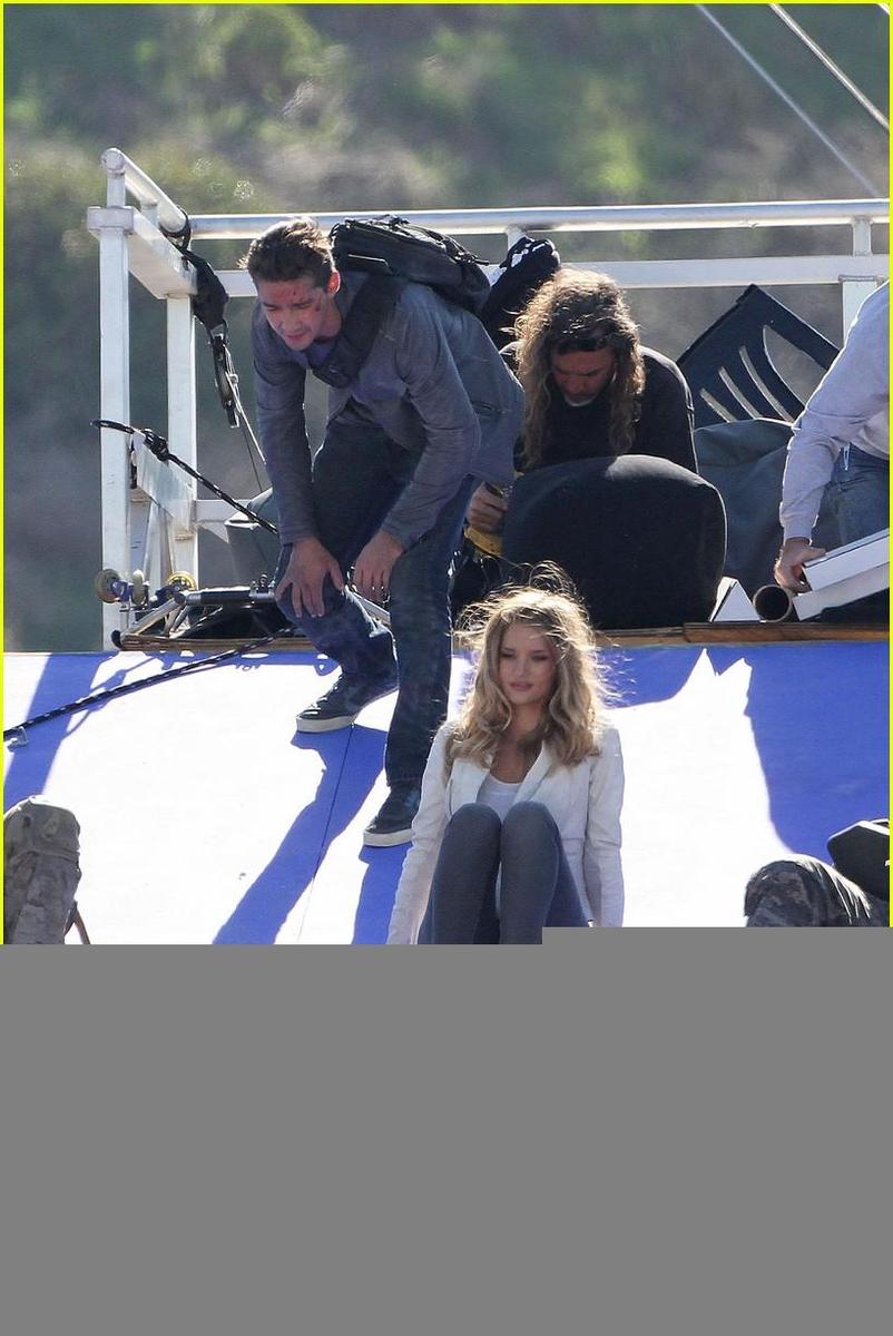 /dateien/np66944,1289387037,shia-labeouf-rosie-huntington-whiteley-roof-sliders-14