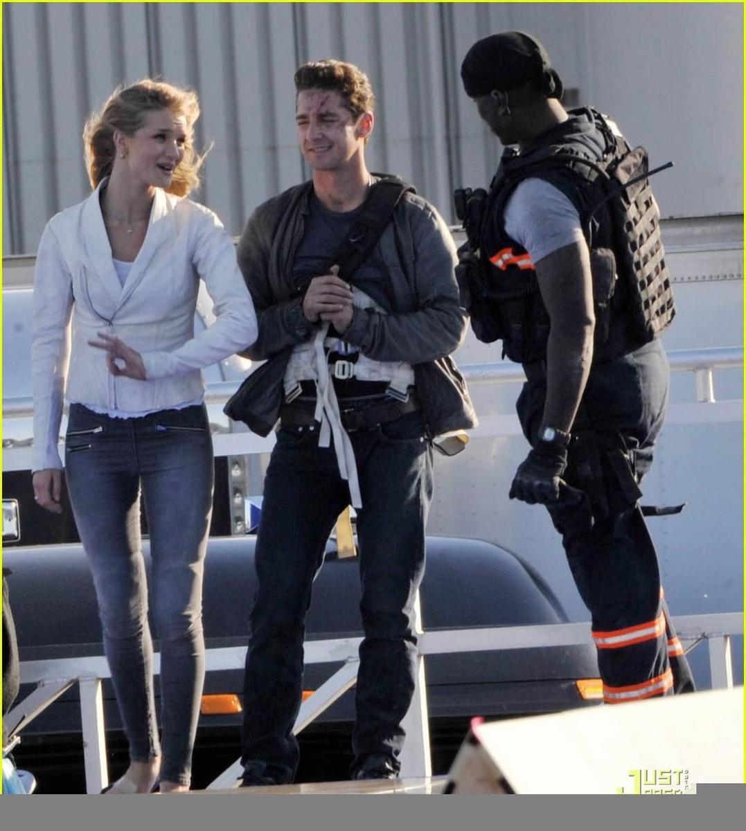 /dateien/np66944,1289387459,rosie-huntington-whiteley-shia-labeouf-transformers-02