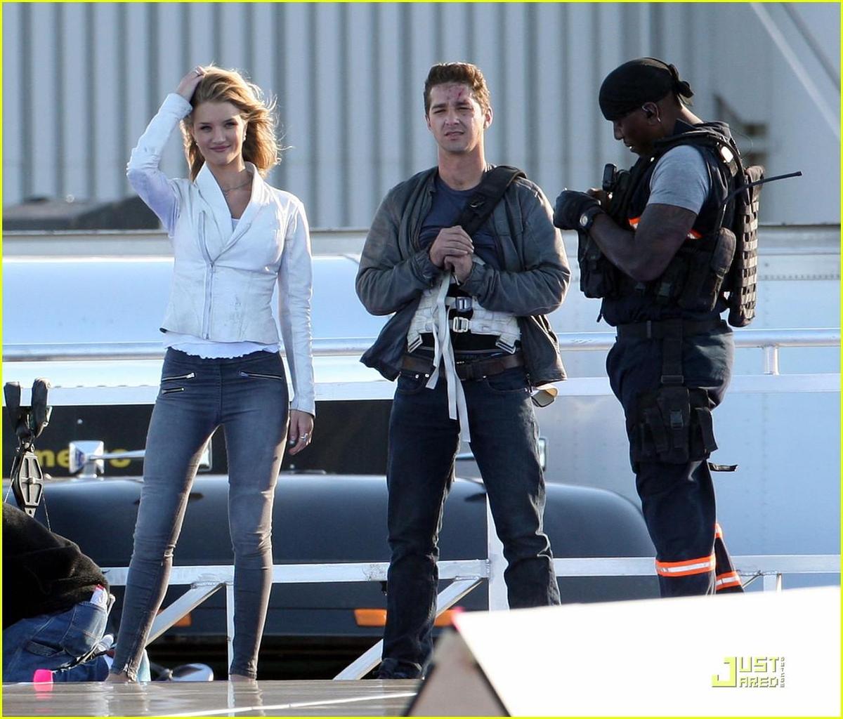 /dateien/np66944,1289387636,rosie-huntington-whiteley-shia-labeouf-transformers-07