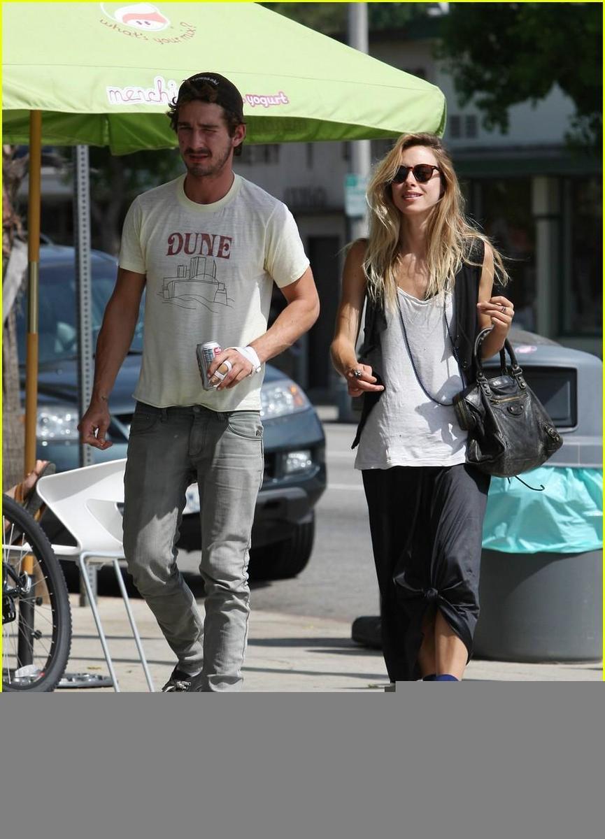 /dateien/np66944,1289389381,shia-labeouf-mystery-woman-04