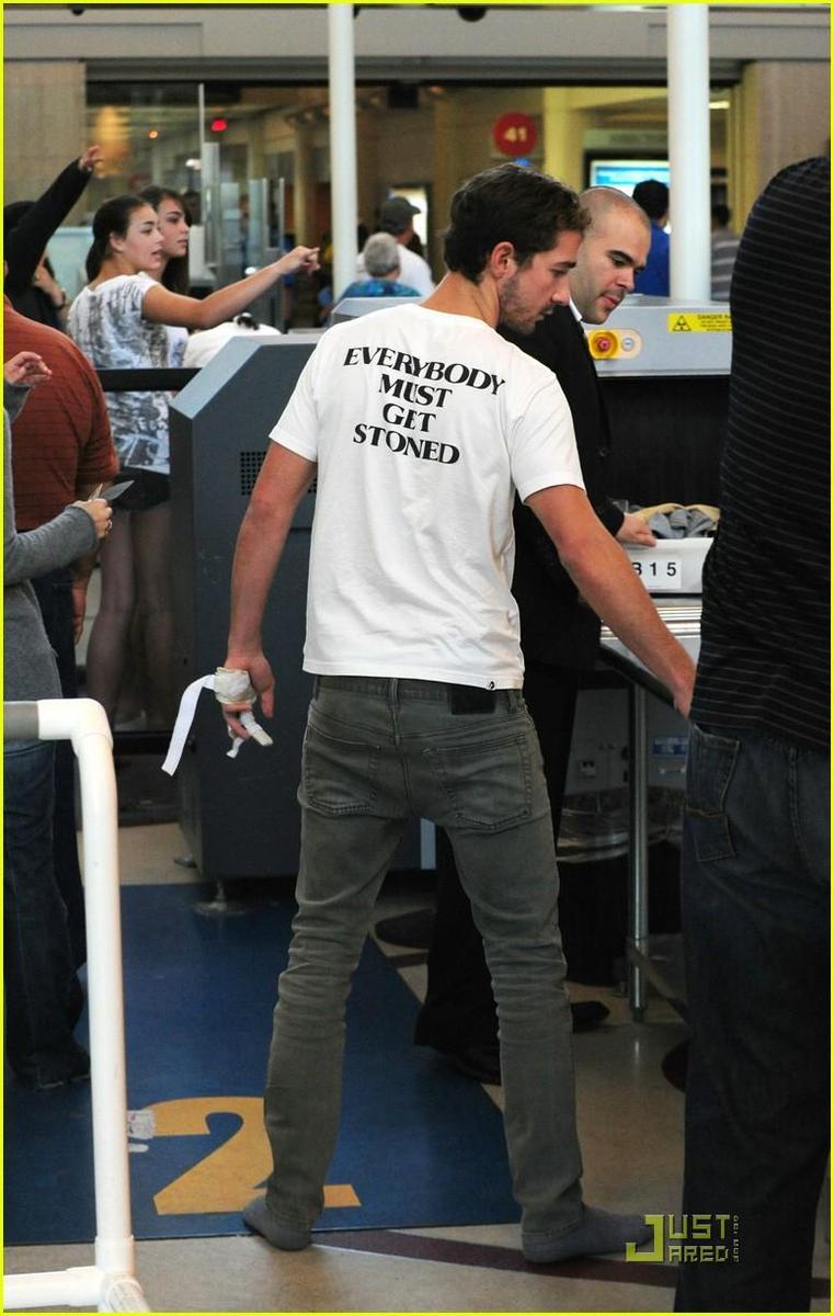 /dateien/np66944,1289393594,shia-labeouf-must-get-stoned-07