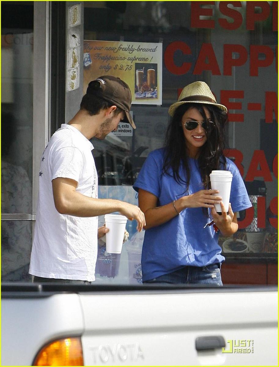 /dateien/np66944,1289401492,megan-fox-shia-coffee-costars-05