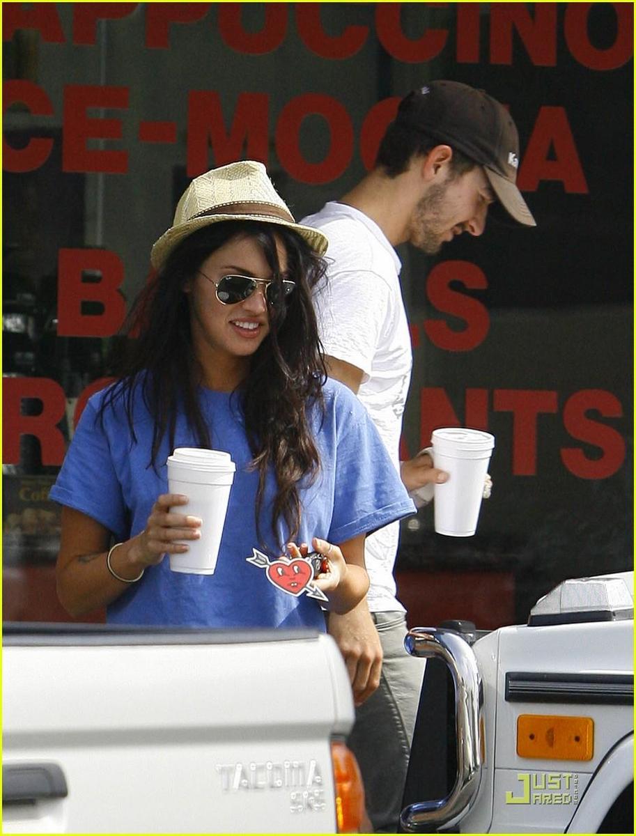 /dateien/np66944,1289401492,megan-fox-shia-coffee-costars-08