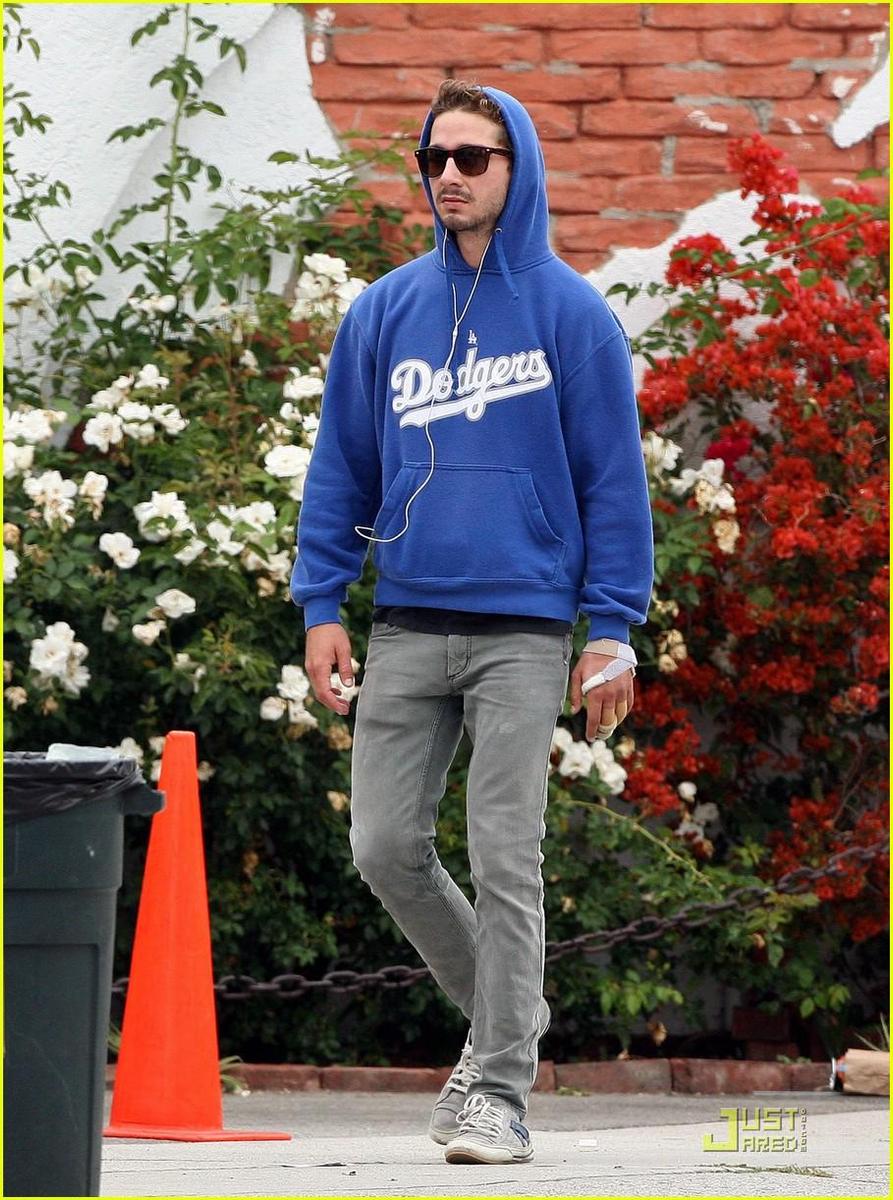 /dateien/np66944,1289401733,shia-labeouf-dodgers-02