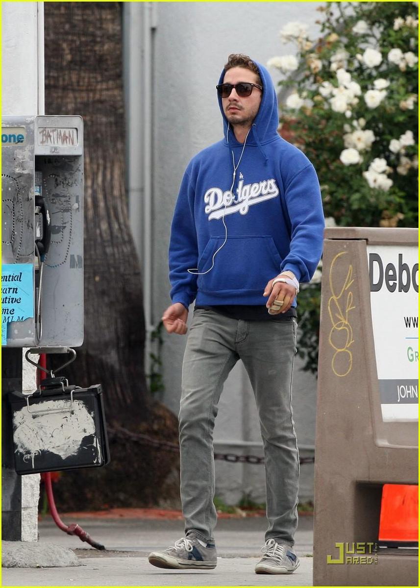 /dateien/np66944,1289401812,shia-labeouf-dodgers-04