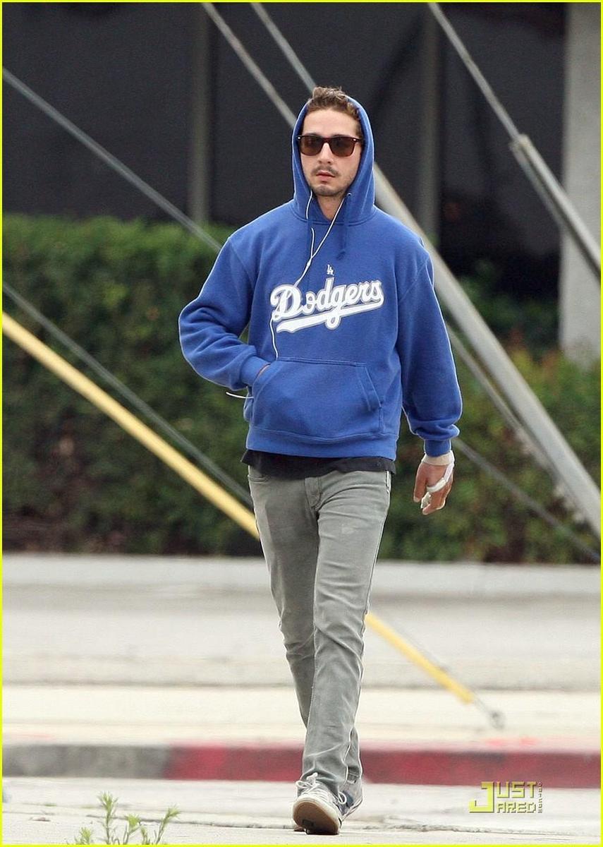 /dateien/np66944,1289401812,shia-labeouf-dodgers-05