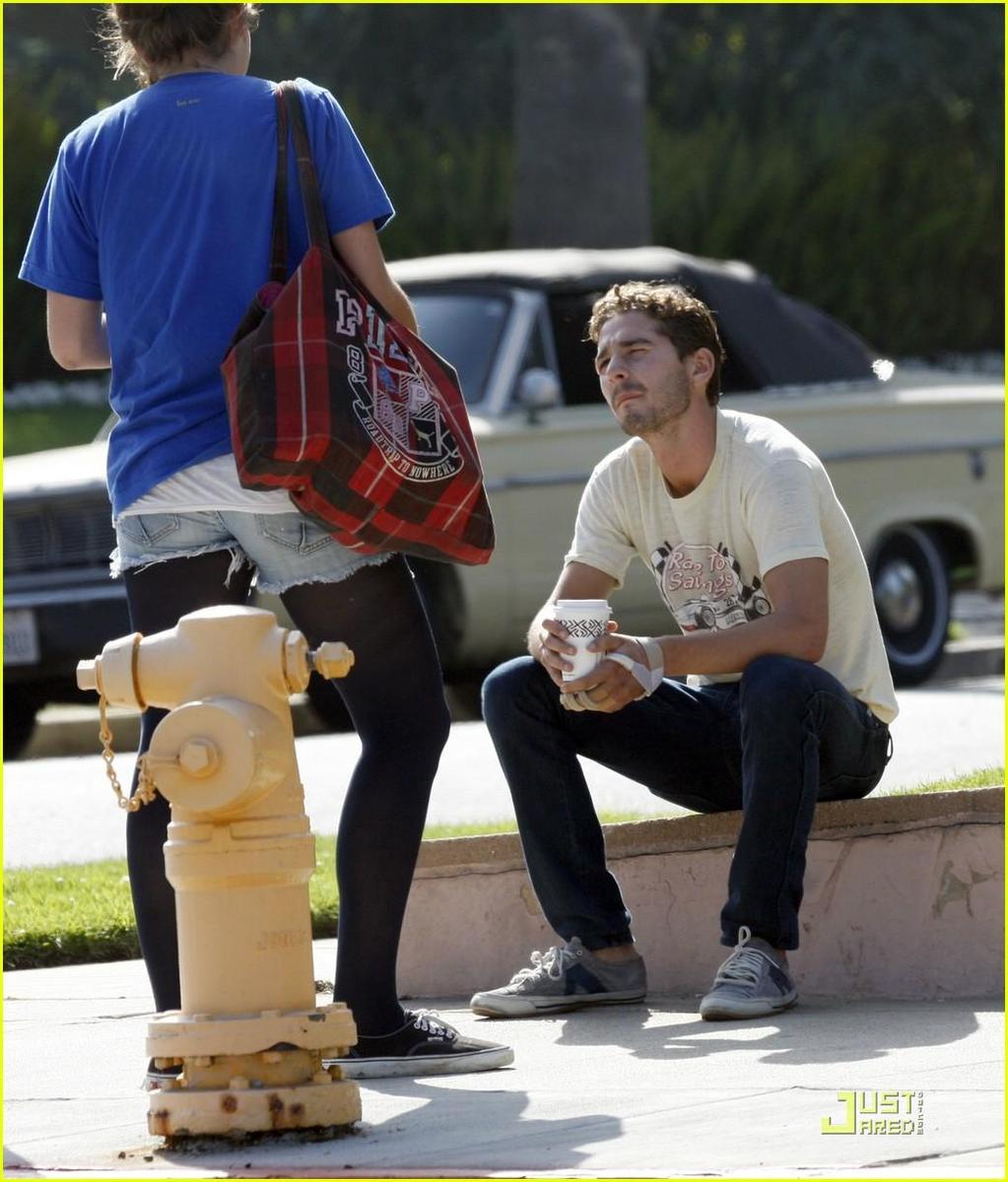 /dateien/np66944,1289402028,shia-labeouf-takes-taxi-05