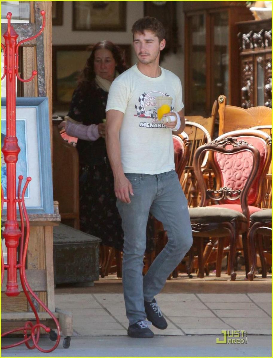 /dateien/np66944,1289403594,shia-la-beouf-jamba-juice-04