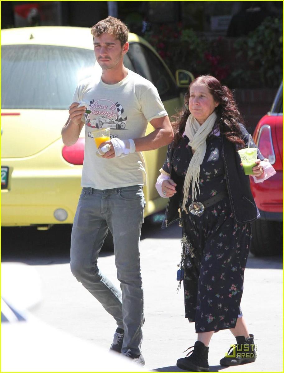 /dateien/np66944,1289403729,shia-la-beouf-jamba-juice-05