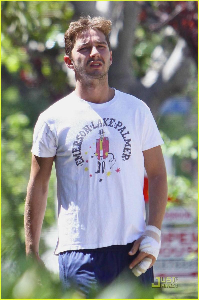 /dateien/np66944,1289403729,shia-la-beouf-jamba-juice-06